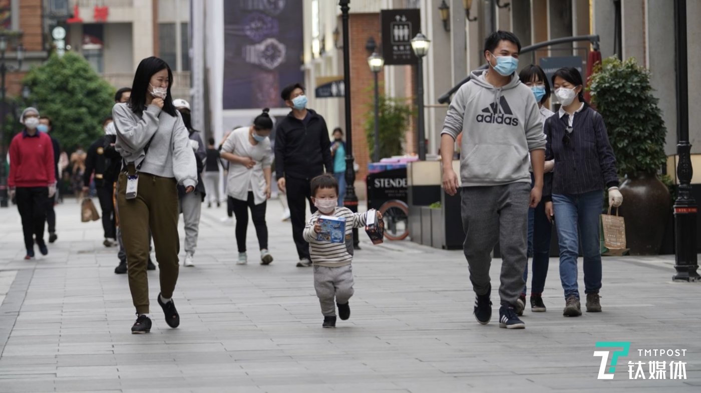 武漢漢街的市民多了起來